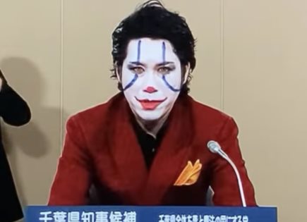 Candidatos en Japón se disfrazan del Joker y El Aro en campaña
