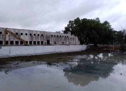 Laguna de aguas negras inunda unidad deportiva en Cuautitlán