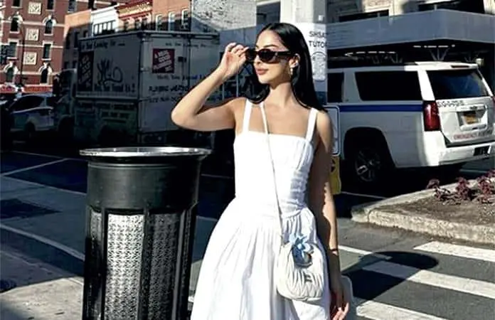 María Chacón muestra su anillo de compromiso