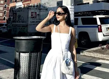 María Chacón muestra su anillo de compromiso