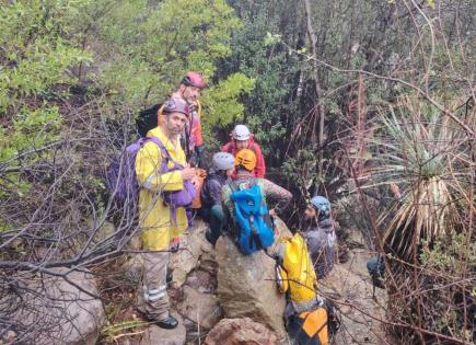 Rescatan a tres senderistas atrapados en sierra de San Miguelito