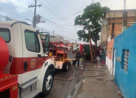 Bomberos controlan incendio en vivienda de la colonia Progreso