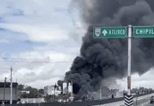 Incendio en Puebla consume varios establecimientos