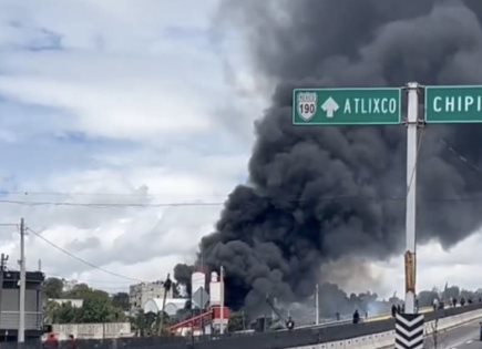 Incendio en Puebla consume varios establecimientos