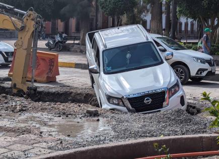 Video | Cae camioneta en zanja de obras del Paseo Esmeralda