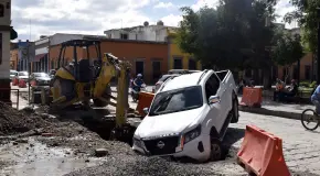 Video | Camioneta cae en zanja de obra municipal; conductor critica falta de señalización.