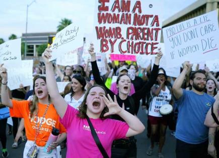 Entregan firmas para referendo sobre el aborto en Arizona y Nebraska