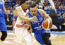 Intenso partido de baloncesto entre Italia y Puerto Rico