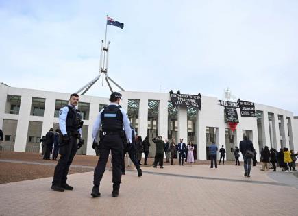 Manifestantes propalestinos despliegan pancartas en Parlamento australiano