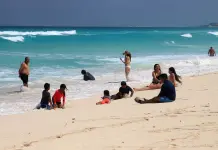 Turistas y residentes en Canc&uacute;n ante la llegada del Hurac&aacute;n Beryl