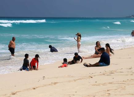 Turistas y residentes en Cancún ante la llegada del Huracán Beryl