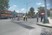 Vecinos de División del Norte bloquean cruce por drenaje obstruido