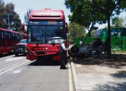 Accidente entre Metrobús y auto en Gustavo A. Madero