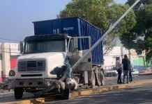 Estrellan cami&oacute;n en poste de alumbrado p&uacute;blico en Perif&eacute;rico