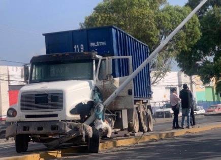 Estrellan camión en poste de alumbrado público en Periférico