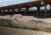 Retirada de alambrada de navajas en frontera México-EE. UU.