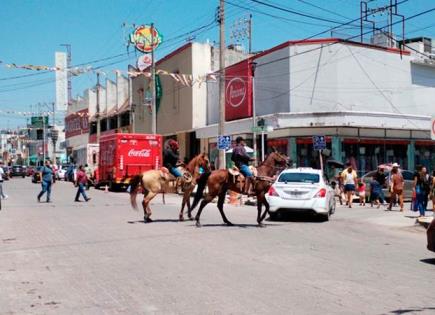 Jinetes pasean en cuaco por la ciudad