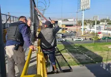 Ponen a salvo a hombre que estaba en la cima de puente en la 57