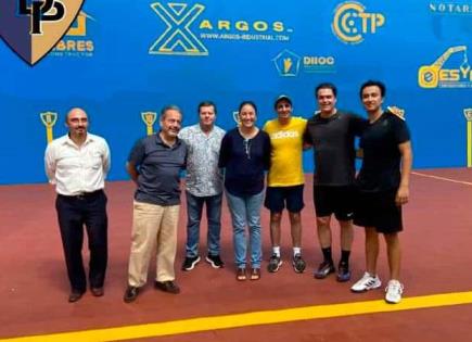 Premian a ganadores de torneo de frontón
