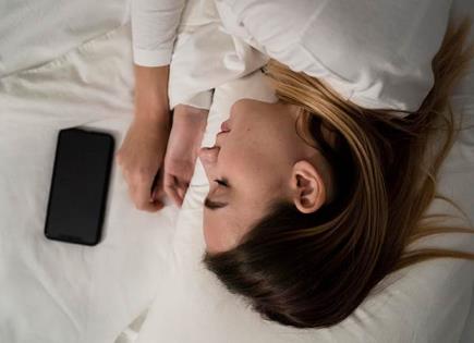 Riesgos y recomendaciones al dormir cerca del celular
