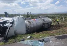 Volcadura de pipa de gasolina en S&uacute;per Carretera a Arriaga genera movilizaci&oacute;n