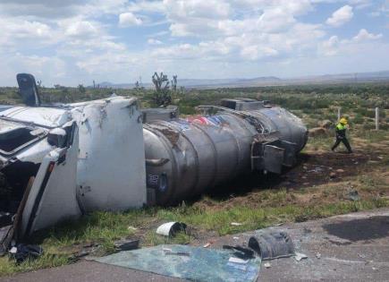 Volcadura de pipa de gasolina en Súper Carretera a Arriaga genera movilización