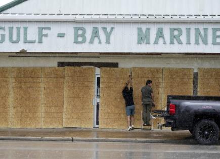 Beryl recupera fuerza de huracán en su camino hacia Texas