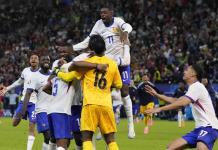 Celebración de jugadores de Francia por resultados de elecciones en la Eurocopa