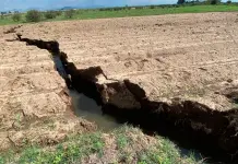 Desbordamiento y grietas en San Salvador Atenco