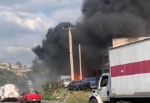 Intenso incendio en carretera Naucalpan-Toluca