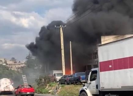 Intenso incendio en carretera Naucalpan-Toluca