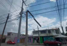 Video | Preocupan a vecinos de San Felipe postes a punto de colapsar