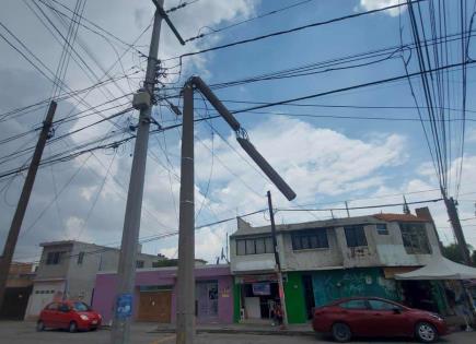 Video | Preocupan a vecinos de San Felipe postes a punto de colapsar