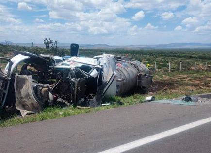 Vuelca pipa con gasolina en autopista de cuota