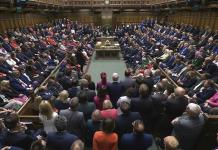 Cientos de Legisladores Británicos Prestan Juramento en el Parlamento