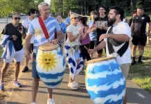 Recepci&oacute;n apasionada de hinchas uruguayos en Charlotte antes de la semifinal