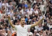 Sinner cae ante Medvedev en Wimbledon tras partido de altas y bajas