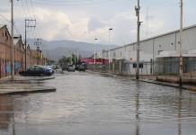 Lluvia deja  en Zona Industrial calles  anegadas  y hoyancos