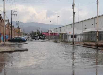 Lluvia deja  en Zona Industrial calles  anegadas  y hoyancos