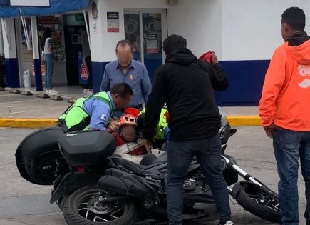 Motocicleta se impacta contra vehículo SUV en la colonia del Valle; dos heridos Motocicleta se impacta contra vehículo SUV en la colonia del Valle; dos heridos