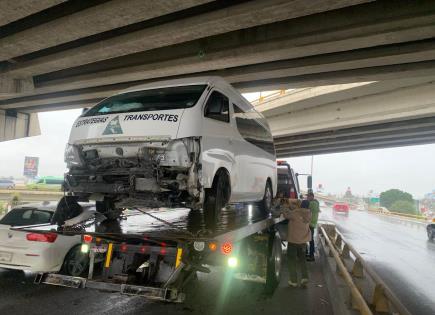 Accidente en el distribuidor Juárez solo daños en choque de camioneta