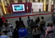 Video | Exhibe AMLO promocional de Morena en Palacio Nacional