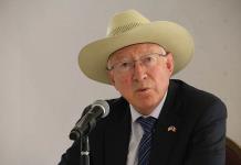 Ken Salazar: 16 bandas trafican con migrantes