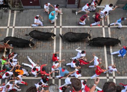 Sexto encierro de toros en los Sanfermines 2024