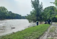 Video | Buscan a joven que cay&oacute; en r&iacute;o Valles cuando pescaba