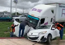Chofer de tr&aacute;iler causa carambola en la 57