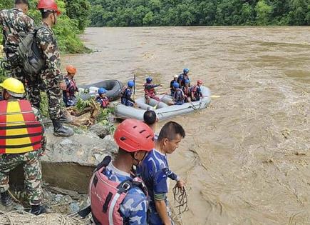 Deslave arrastra a río dos autobuses en Nepal