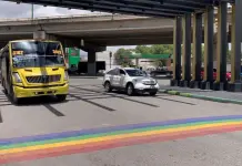 Pintan entrada a Soledad con colores LGBTQ+, previo a marcha