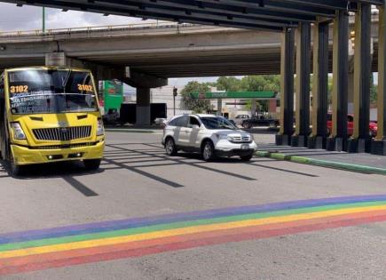 Pintan entrada a Soledad con colores LGBTQ+, previo a marcha