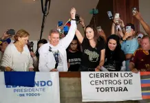 Candidato y l&iacute;der opositora en acto de campa&ntilde;a en Venezuela
